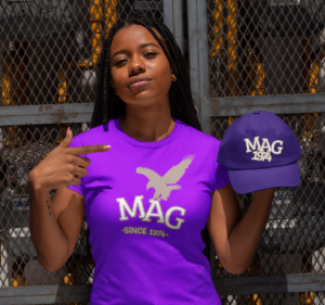 t-shirt-mockup-of-a-woman-with-locks-holding-a-dad-hat-28564